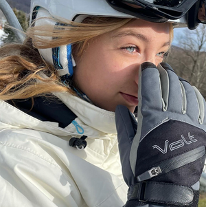 women heated gloves for skiing to keep hands warm include rechargeable batteries