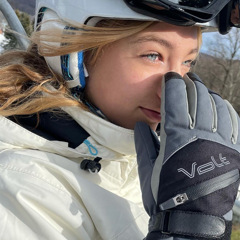 women heated gloves for skiing to keep hands warm include rechargeable batteries